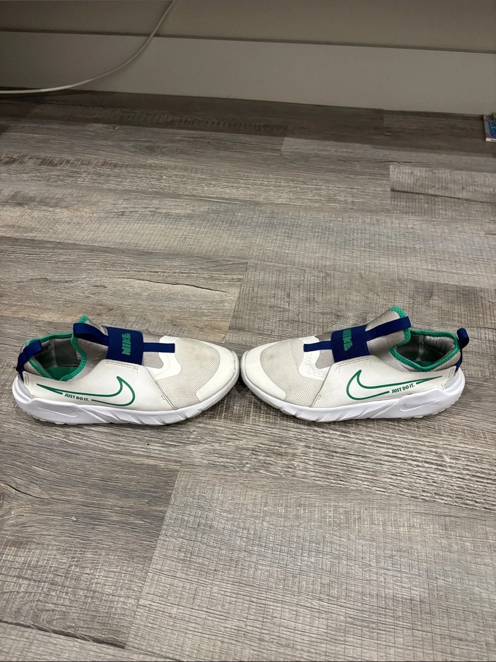 Nike Kids White Sneakers with Green and Navy Accents Slipons 6Y